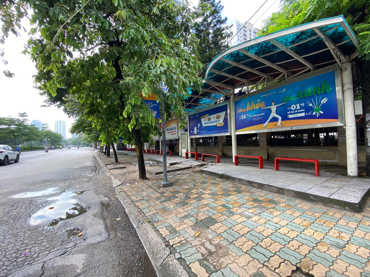 Bến xe buýt không một bóng người. 