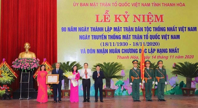 Chủ tịch Trần Thanh Mẫn trao Huân chương Độc lập hạng Nhất cho Ủy ban MTTQ Việt Nam tỉnh Thanh Hóa.