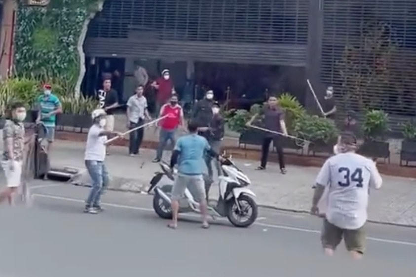 Hai nhóm cầm hung khí ẩu đả giữa đường (Ảnh cắt từ clip).