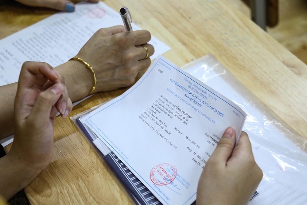 Những giấy tờ bắt buộc phải mang theo khi đến trường xác nhận nhập học.Giáo viên nhà trường hỗ trợ phụ huynh học sinh làm thủ tục xác nhận nhập học cho con em của mình.