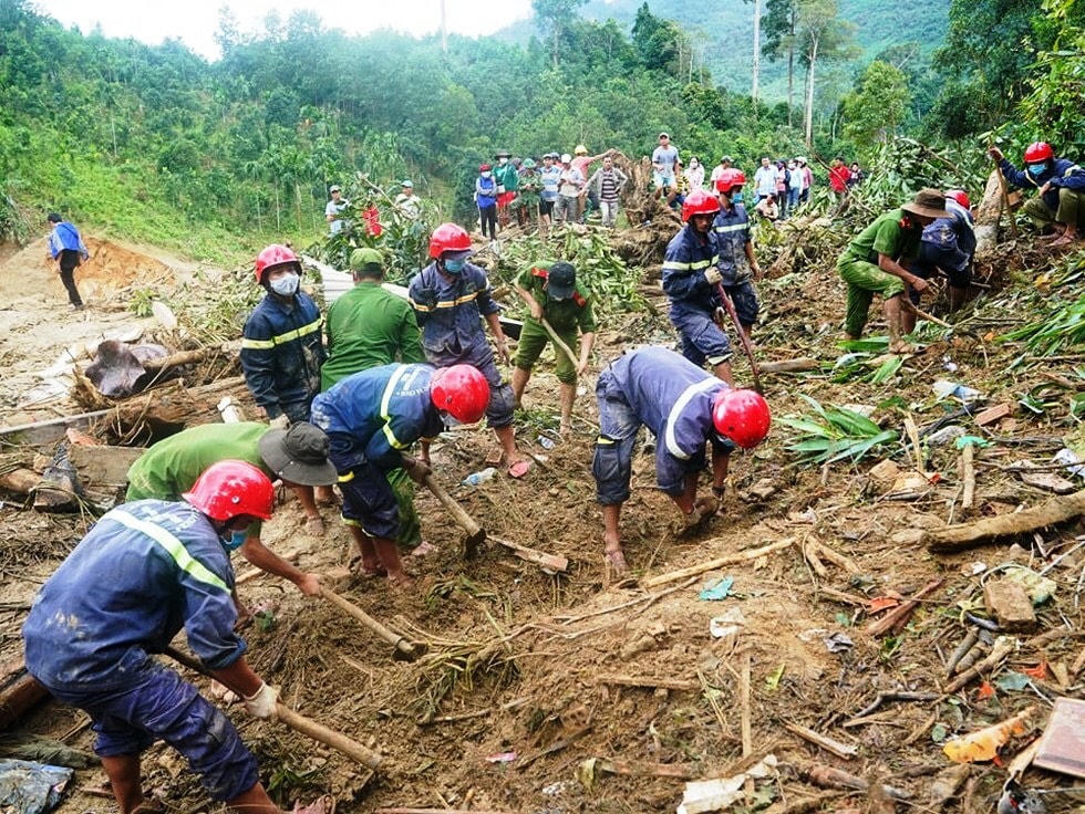 Các chiến sĩ Công an đào đất tìm kiếm nạn nhân mất tích ở Trà Leng.