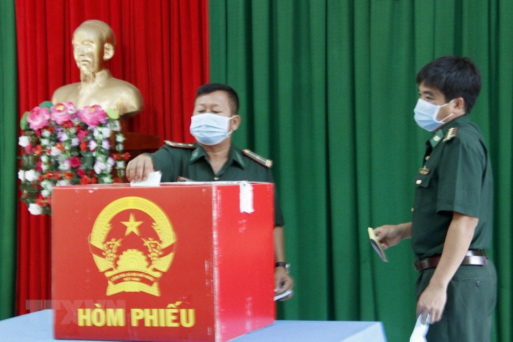 Cử tri thực hiện quyền bầu cử trên cụm đảo Hòn Khoai, Cà Mau. (Ảnh: Kim Há/TTXVN).