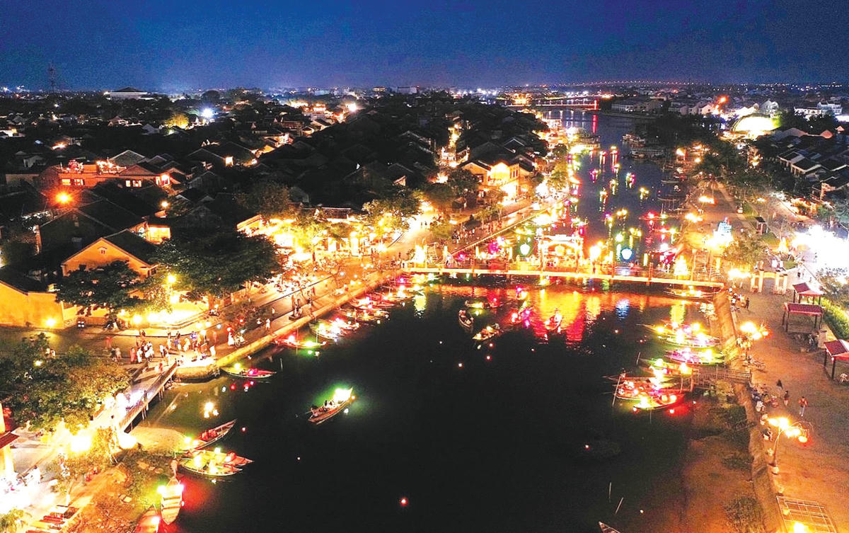 Lung linh đêm Hội An.  