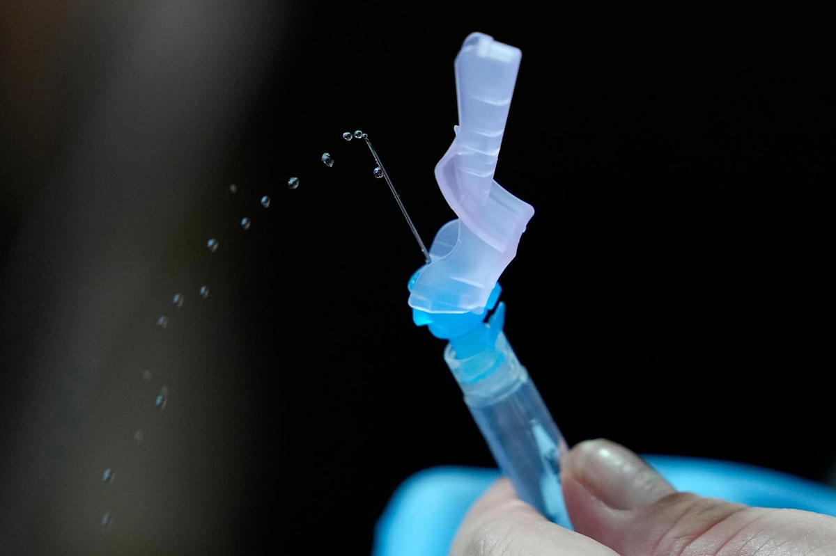 Vaccine Covid-19 của Pfizer được tiêm tại Viện Ghép Thận Quốc gia ở Thành phố Quezon, Philippines, vào ngày 17/11/2021. Ảnh: AP.  