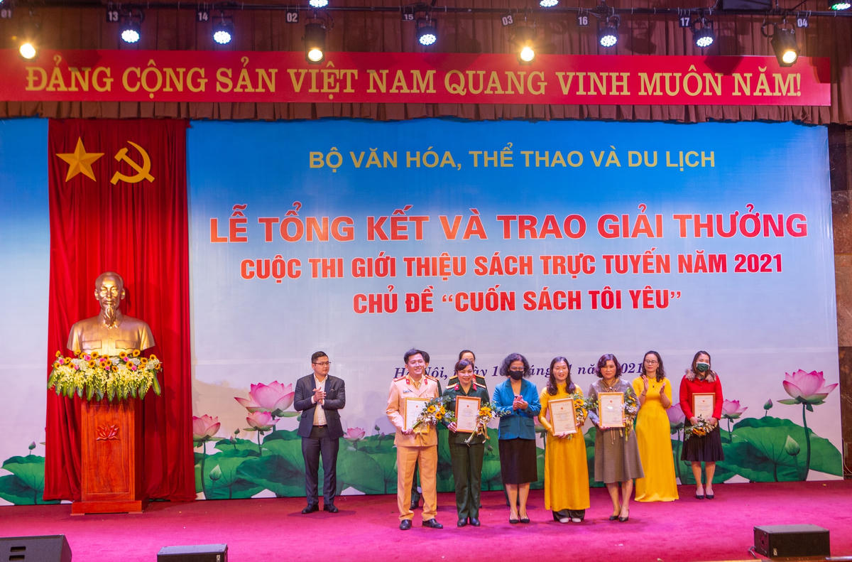 Cuộc thi đã trao giải cho những bài thi đạt bình chọn cao. 