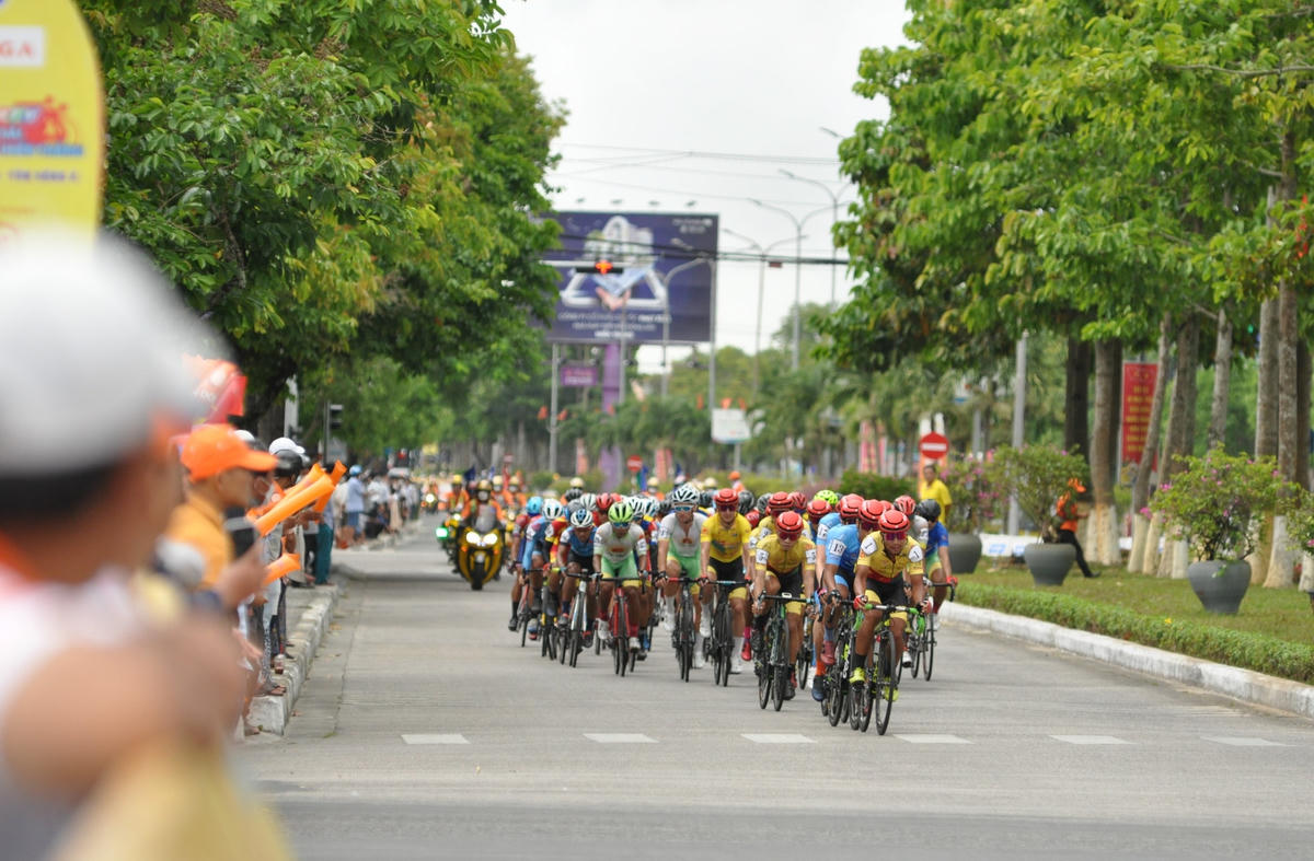 Các vận động viên đang đua trên đường Hùng Vương, TP Tam Kỳ.