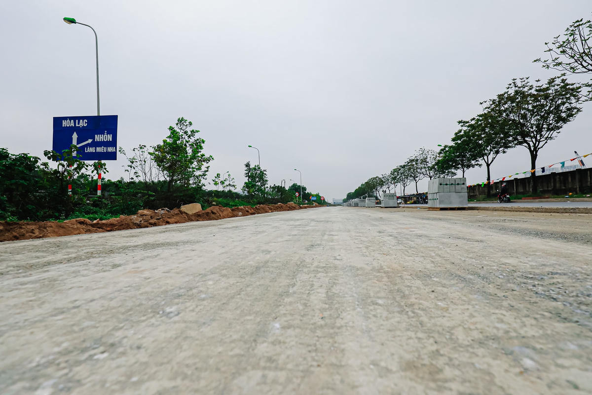 Hiện, đoạn gần khu đô thị Vinhome Smart city nhà thầu đã mở rộng mặt đường, đang tiếp tục hoàn thiện các hạng mục tiếp theo.
