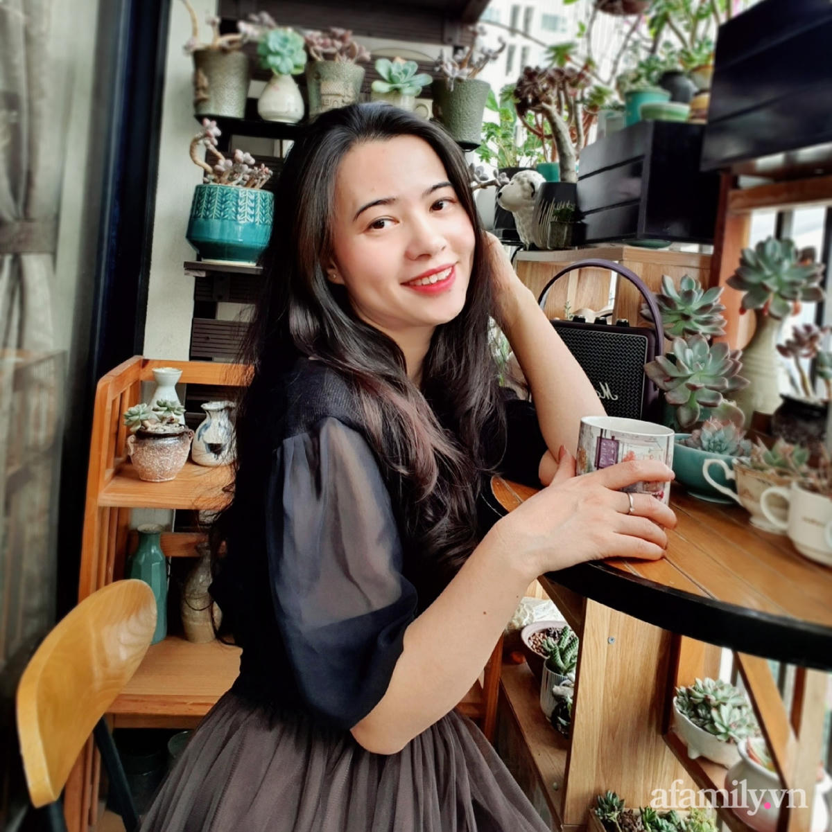 Chị Anh Nguyễn thường ngắm thành phố, nhìn những chậu sen đá mỗi khi rảnh rỗi.