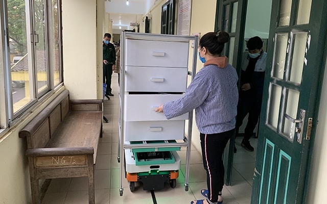 Robot phát thuốc cho người bệnh tại BV Bắc Thăng Long.
