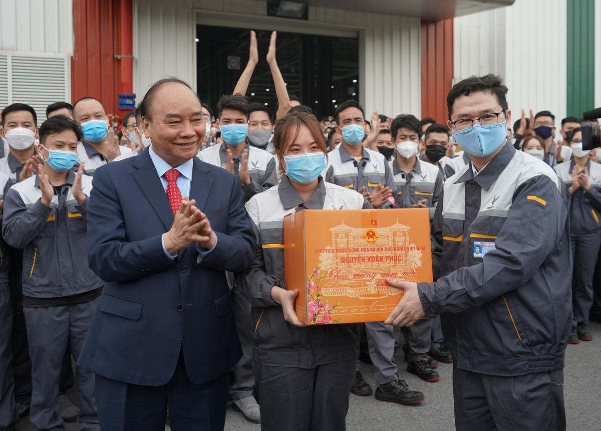 Chủ tịch nước Nguyễn Xuân Phúc tặng quà cho công nhân lao động của Nhà máy sản xuất ô tô Vinfast.