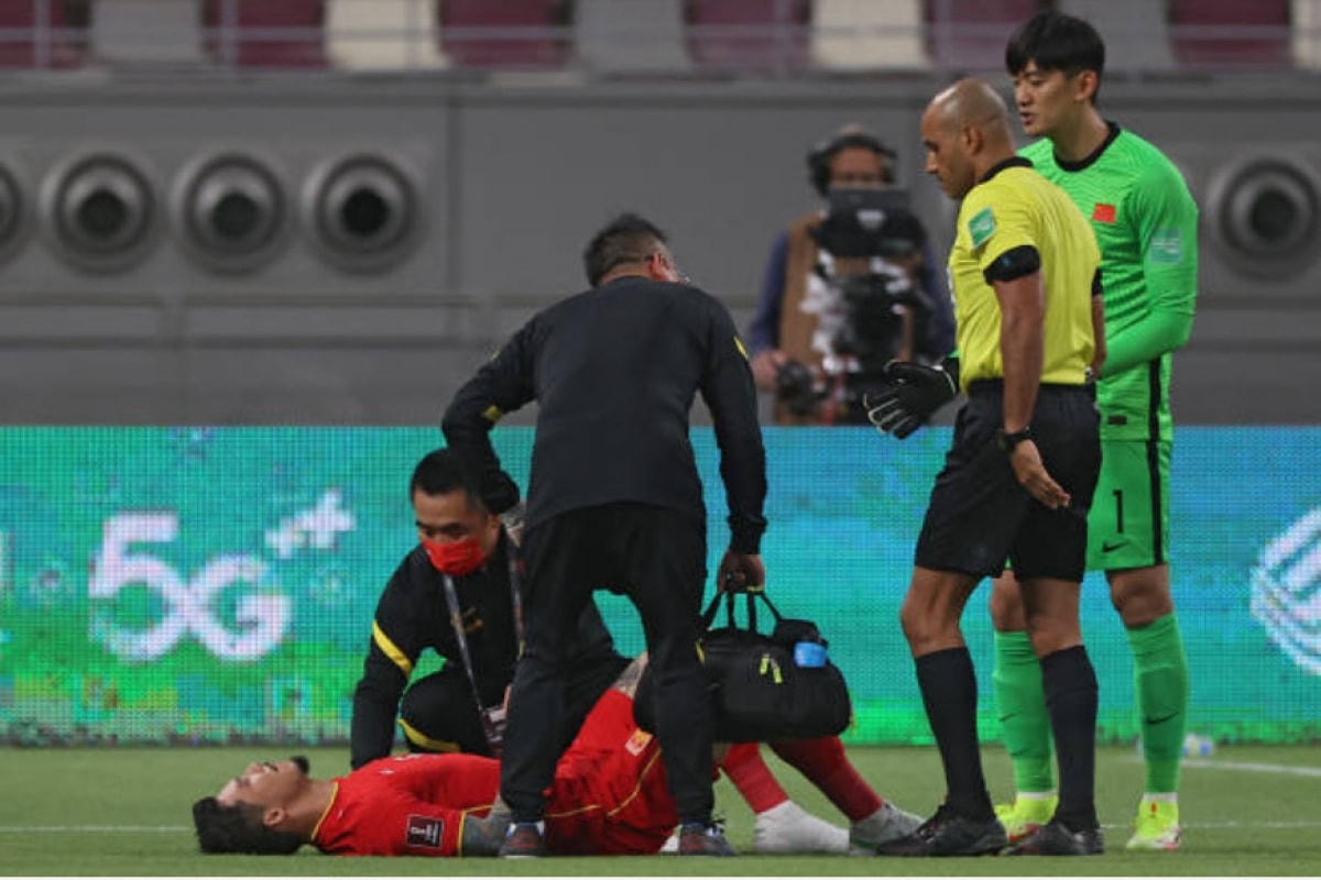 Zhang Linpeng chấn thương trong trận đấu Trung Quốc gặp Nhật Bản. Ảnh: Getty.