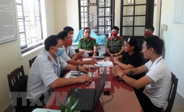 Cơ quan chức năng làm việc với chủ tài khoản mạng xã hội Facebook 'Vương Huyền Túi.' (Ảnh: Mai Trang/TTXVN).