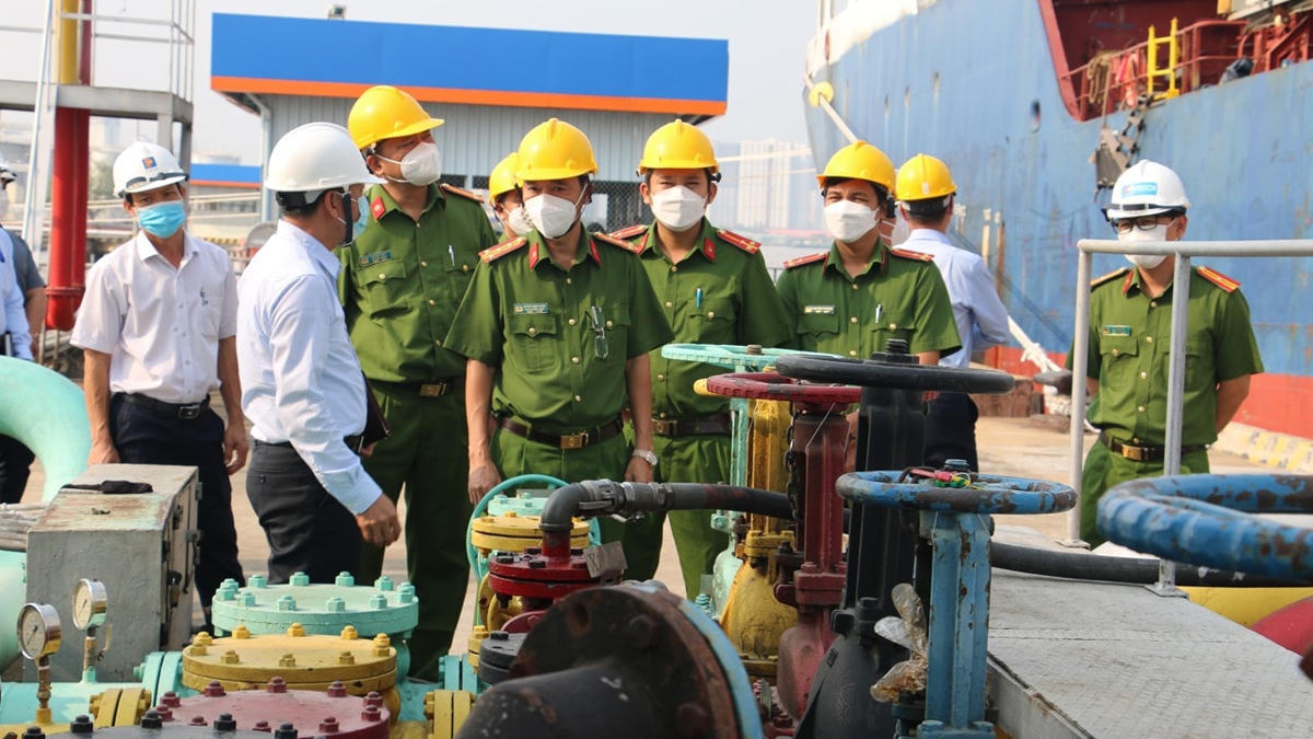 Cảnh sát PCCC&CHCN - Công an TPHCM kiểm tra các khu vực có nguy cơ cháy nổ.