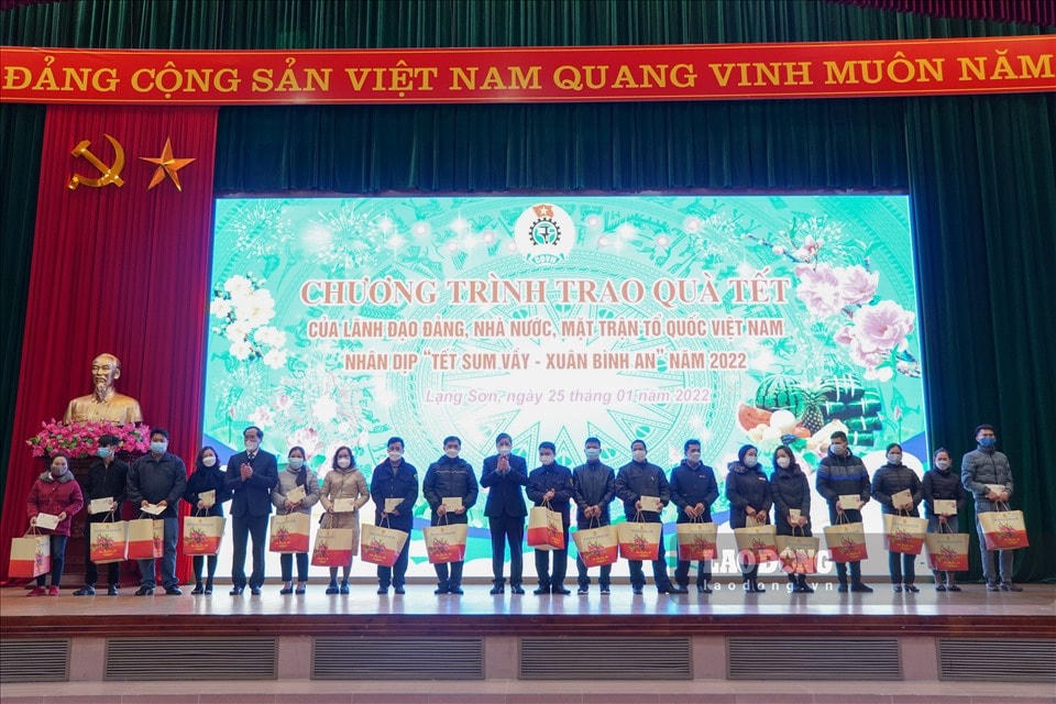 Ông Trần Thanh Hải, Phó Chủ tịch Thường trực Tổng Liên đoàn Lao động Việt Nam trao quà cho công nhân, người lao động tỉnh Lạng Sơn. Ảnh: Hữu Chánh.