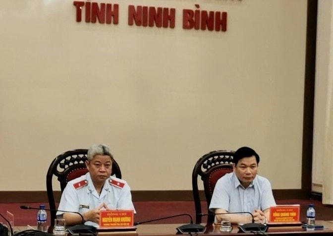 Chánh Thanh tra Bộ Nội vụ Nguyễn Mạnh Khương (trái) phát biểu tại buổi công bố Quyết định thanh tra tại UBND tỉnh Ninh Bình.