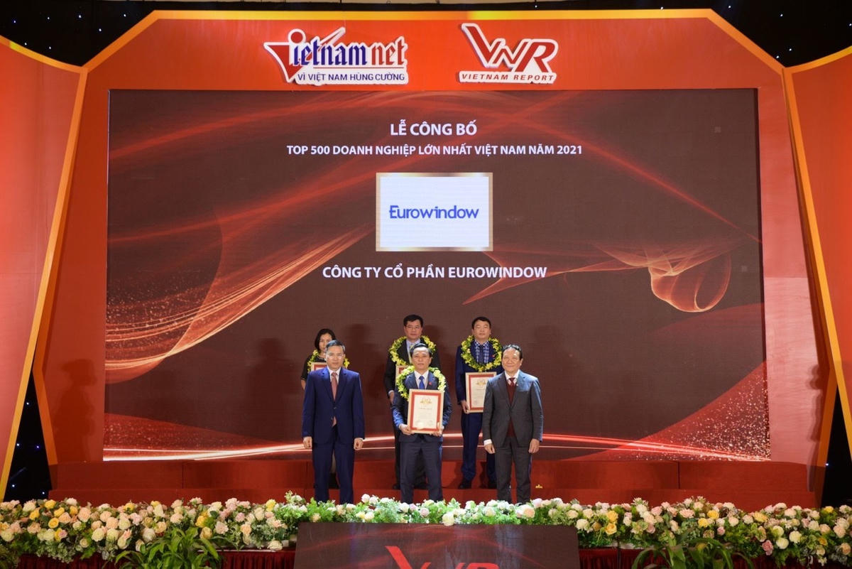 Ông Lê Sỹ Nguyên – Giám đốc Kinh doanh Eurowindow, đại diện công ty nhận chứng nhận top 500 doanh nghiệp lớn nhất Việt Nam năm 2021.