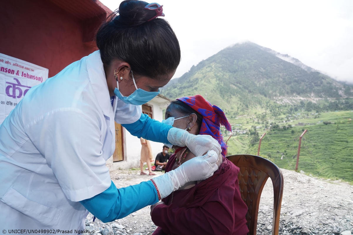 Người dân ở huyện Darchula đã được tiêm vaccine sau bao ngày chờ đợi (Ảnh: UNICEF).