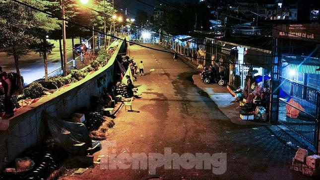 Chợ Long Biên có 3 khu hàng hóa chính là tôm cá (hải sản), rau củ và hoa quả. Sau khi cổng chính bị rào chắn, toàn bộ những khu hàng còn lại cũng vắng tanh, không còn cảnh người mua kẻ bán tấp nập như mọi tối. Nguồn: Tiền Phong.