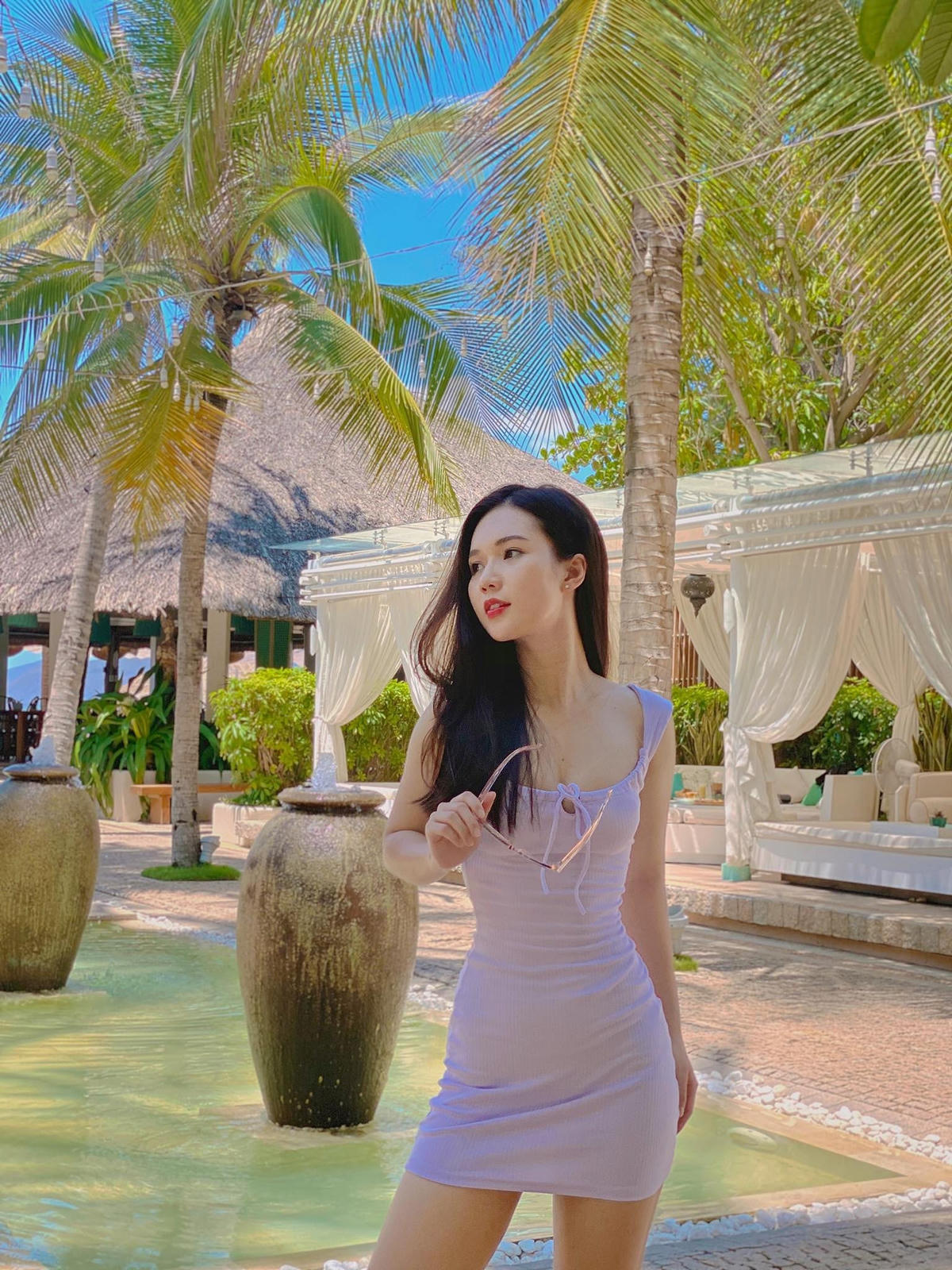 Khác xa với hình ảnh kín đáo trên phim, ngoài đời nữ diễn viên vô cùng sang chảnh khi diện những bộ trang phục ngắn bó sát, khoe khéo body nóng bỏng.