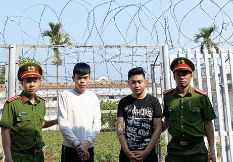 Hai đối tượng tại cơ quan công an.