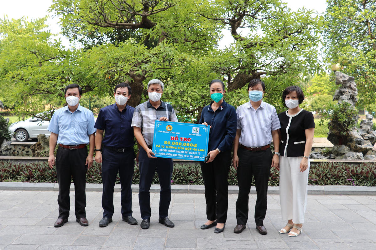Công đoàn Y tế Việt Nam trao ủng hộ cho Bộ phận thường trực đặc biệt của Bộ Y tế và đội ngũ cán bộ y tế tăng cường tại Bắc Giang.