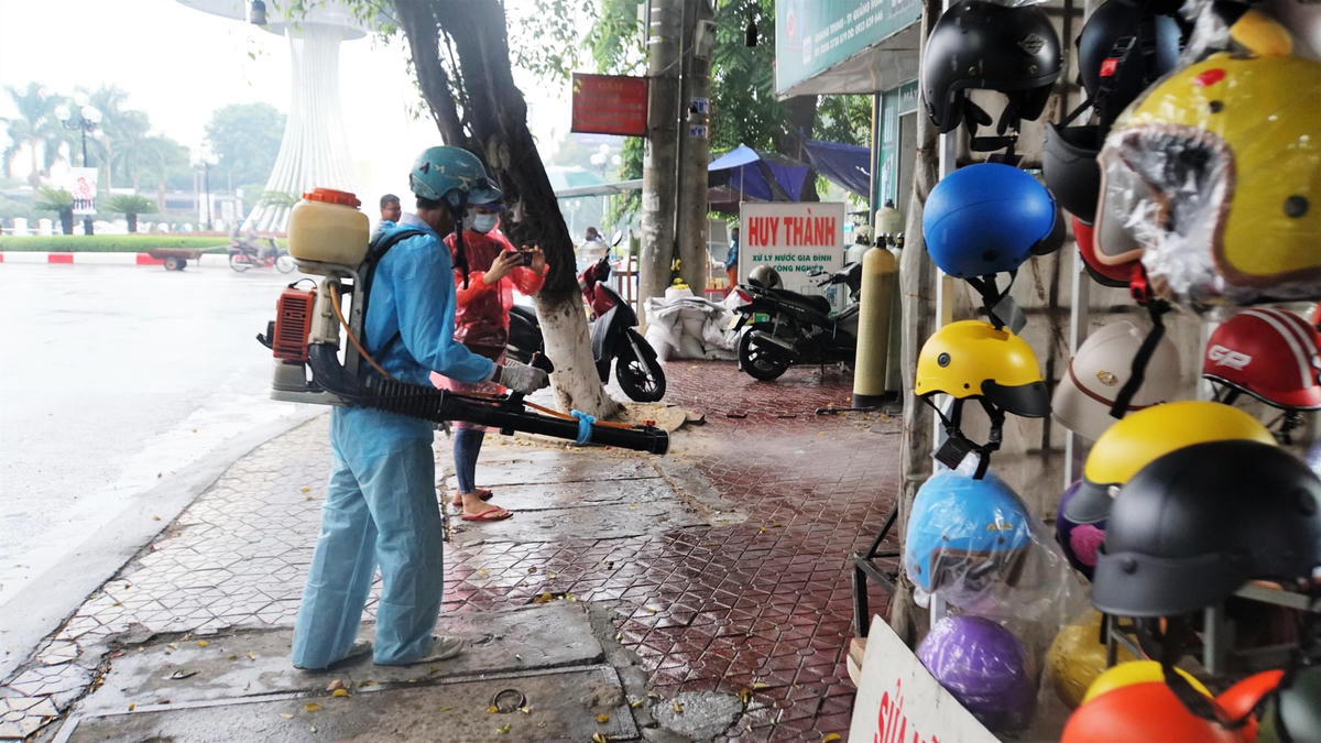 Phun thuốc khử khuẩn phòng chống dịch Covid-19 tại Quảng Ngãi.