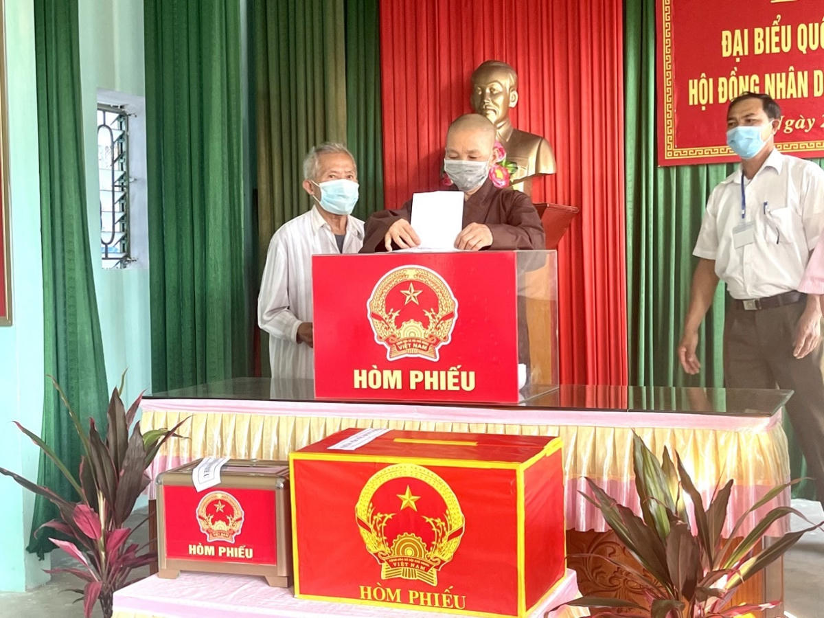 Nhà sư Thích Đàm Quyên, trụ trì chùa Tùng Lâm, huyện Hải Hậu bỏ phiếu bầu cử.