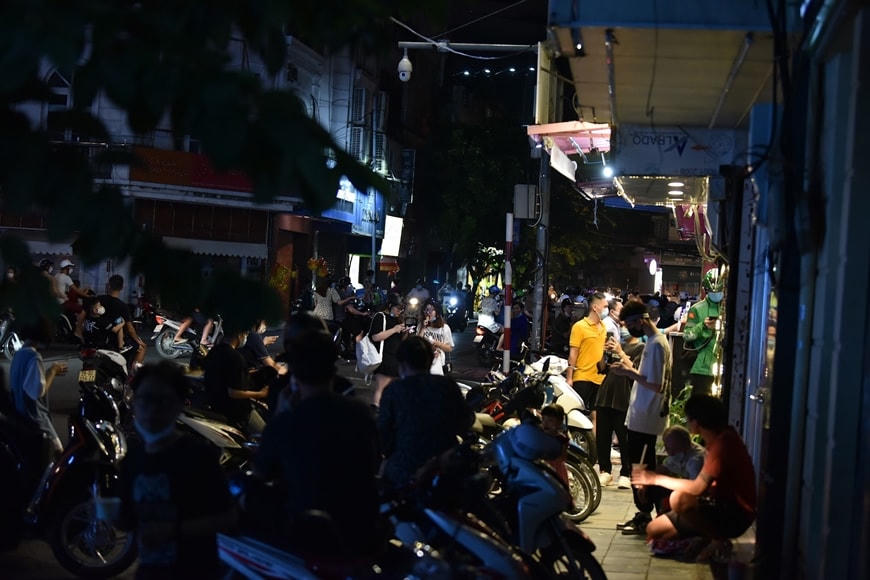 Người dân tập trung đông đúc không đảm bảo nguyên tắc 5K. Ảnh: Báo Quân đội nhân dân.