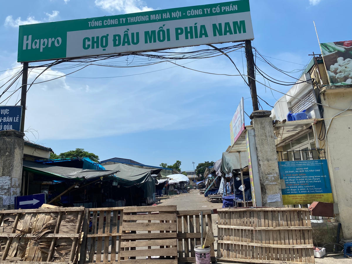 Toàn bộ khu vực chợ đầu mối phía Nam (phường Hoàng Văn Thụ - quận Hoàng Mai) đã dừng hoạt động từ 23h ngày 27/7.
