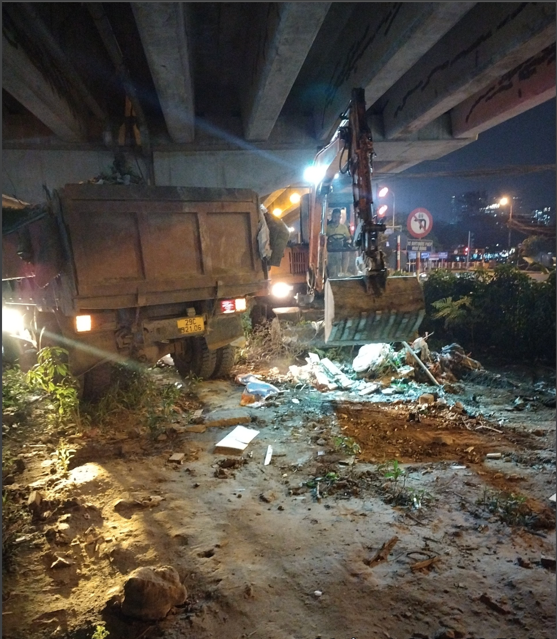 Trong đêm xử lý bãi rác tự phát trên dải phân cách đường Vành đai 3
