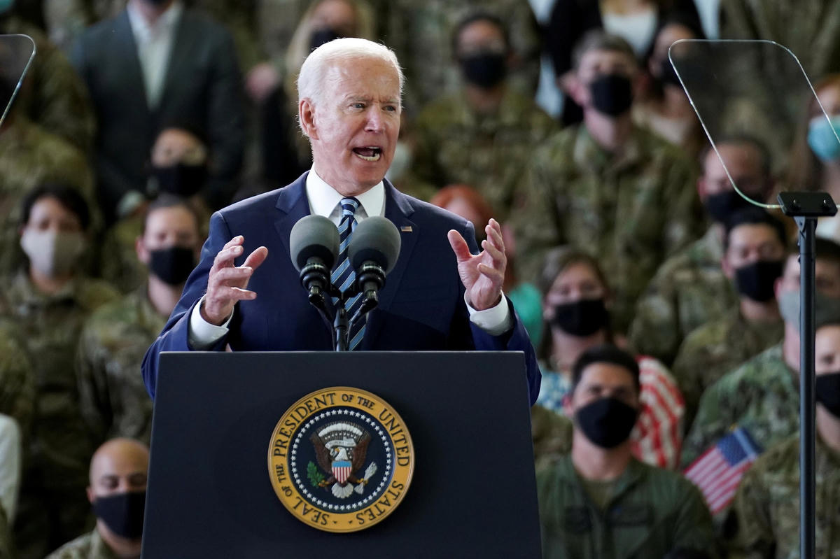 Ông Biden phát biểu trước binh sĩ Mỹ đóng quân tại Anh. Ảnh Reuters.