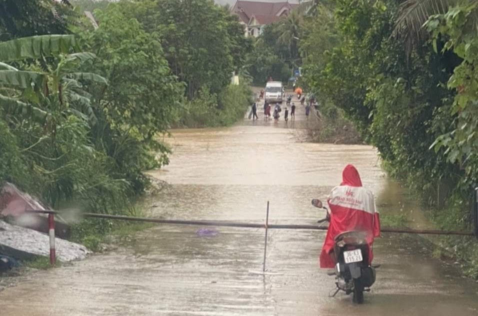 Mực nước tại các sông, suối dân cao làm chia cắt các tuyến đường trên địa bàn huyện Như Xuân.