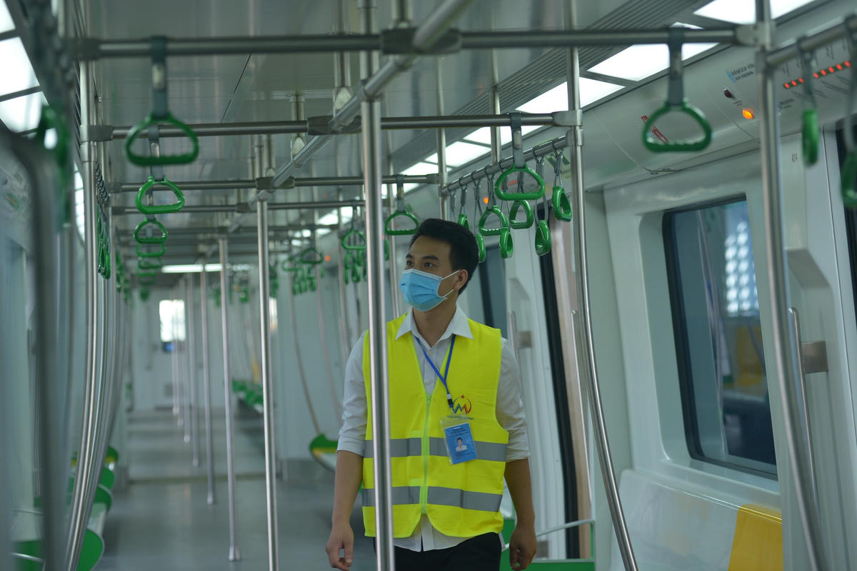 Trước khi hành khách lên tàu, nhân viên kiểm tra lại để đảm bảo an toàn cho hành khách.