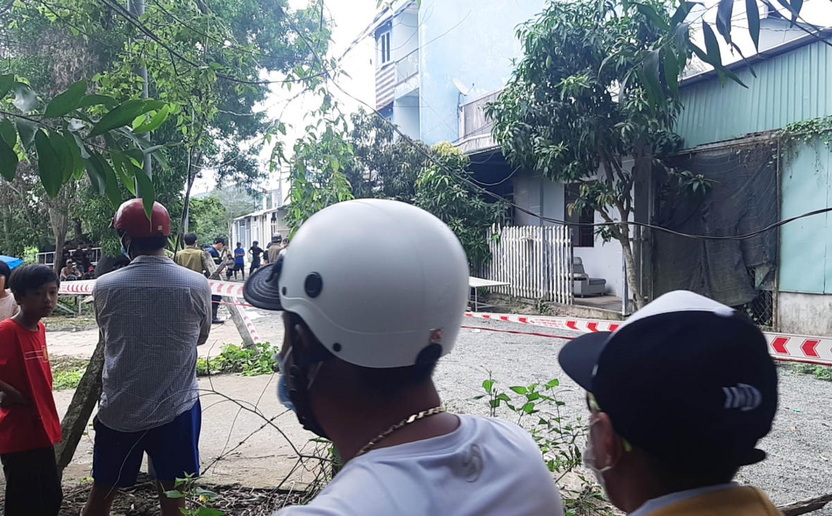 Người dân hiếu kỳ đến xem vụ cháy. 