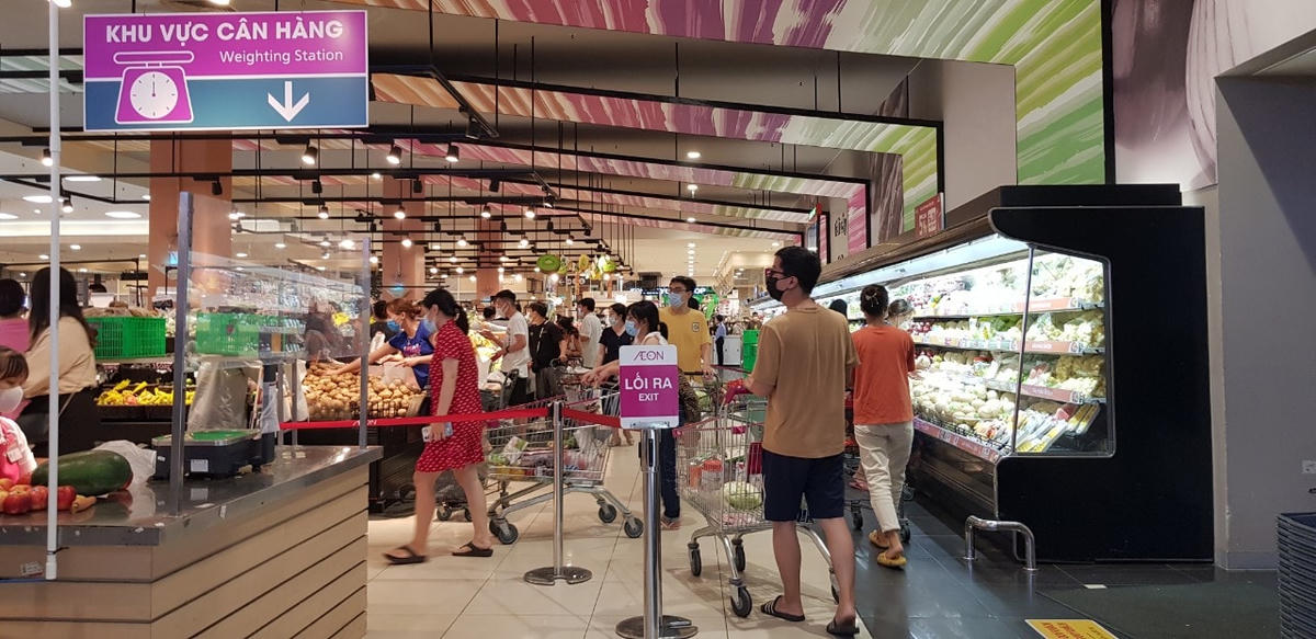 Khu vực rau, quả tại siêu thị Aeon Long Biên đông đúc người mua.