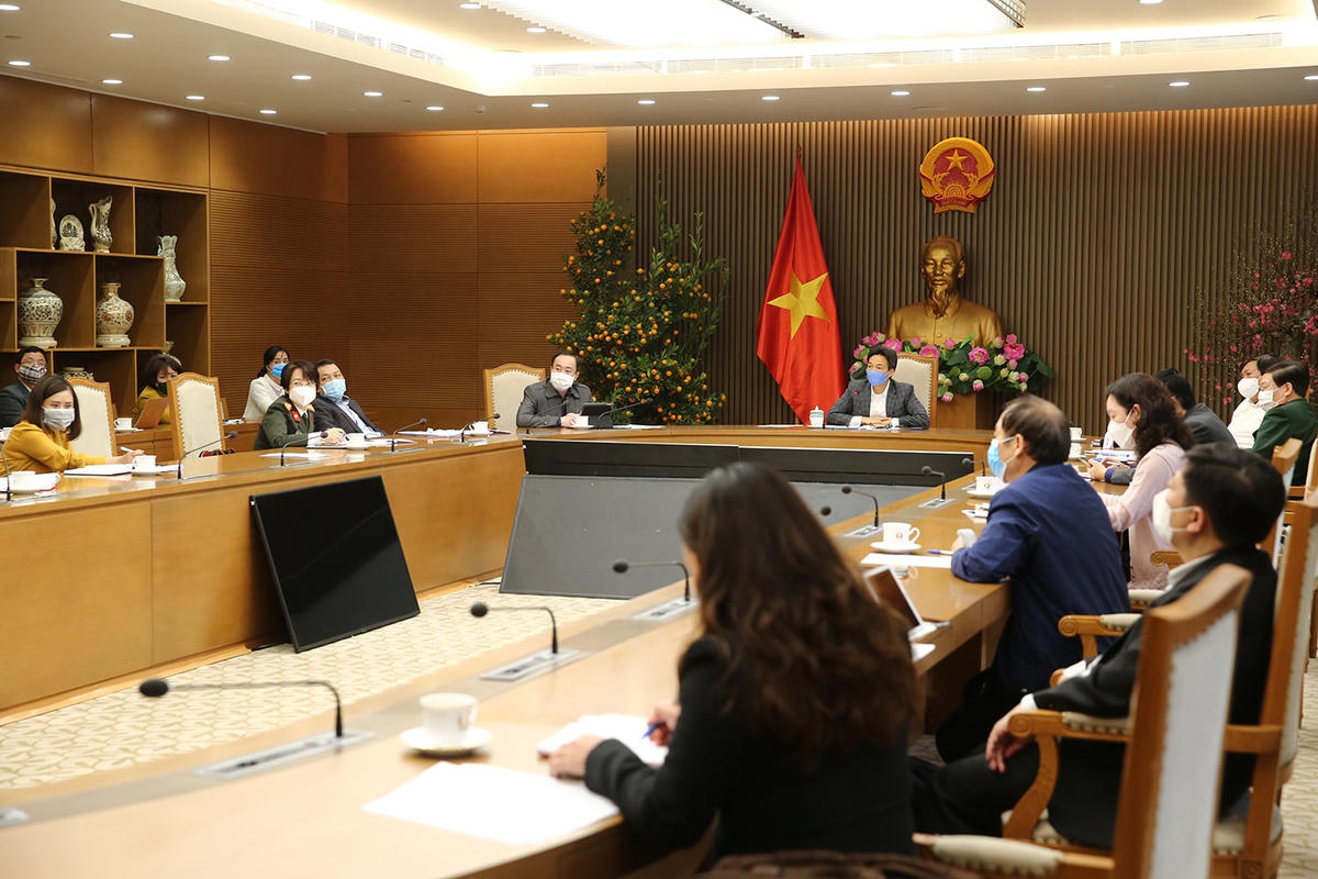 Các chuyên gia, thành viên Ban Chỉ đạo đề nghị kiểm soát chặt chẽ, bảo đảm thực hiện nghiêm các quy định về phòng chống dịch trong lĩnh vực giao thông vận tải nhất là vận chuyển hành khách công cộng. Ảnh: VGP/Đình Nam.