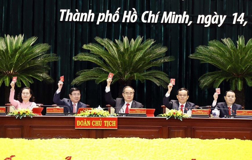 Các đại biểu biểu quyết thông qua báo cáo thẩm tra tư cách đại biểu. (Ảnh: TTXVN).