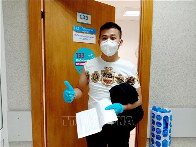 Anh Hồ Anh Tuấn (quê Nghệ An) tự nguyện tham gia chương trình vaccine.