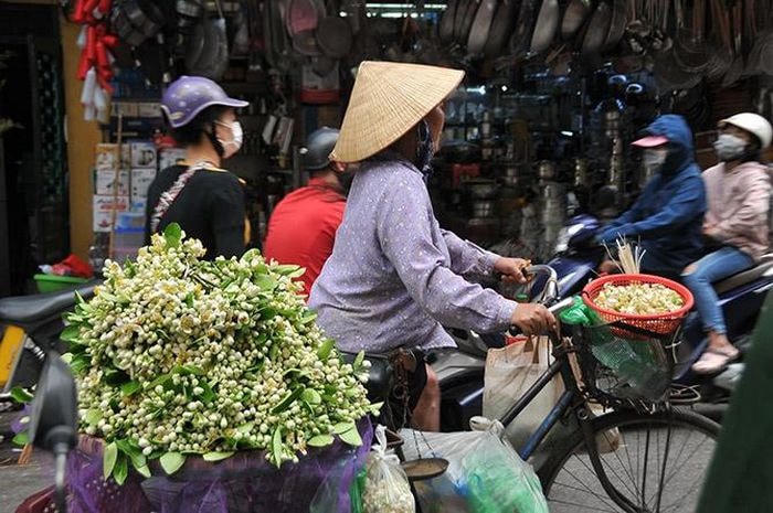 Tiết trời tháng 3 khá thất thường, hương bưởi gửi vào gió mang đi xa, làm êm dịu đi những cái khó chịu ấy trong nhịp sống đô thị Hà Nội