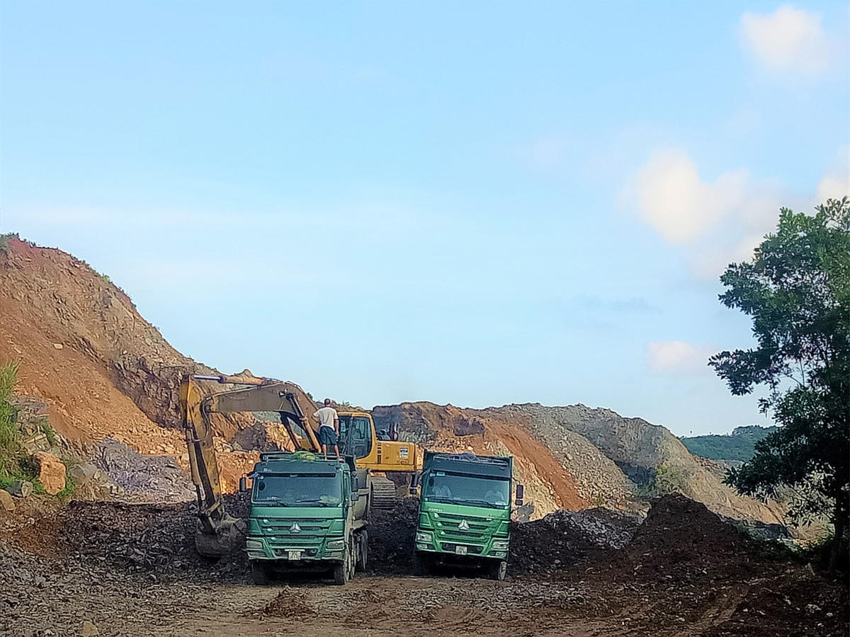 Những quả đồi trọc lóc, bị đào khoét nham nhở.