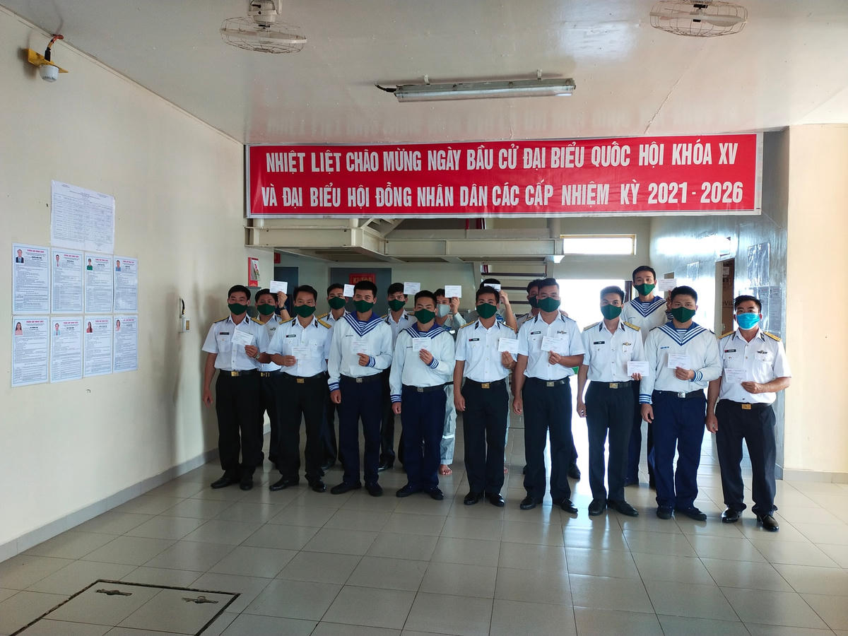 Niềm vui của CBCS Nhà giàn DK1.8 khi hoàn thành bầu cử sớm.