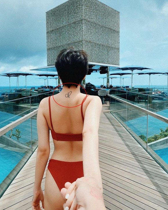 Giọng ca “Sống xa anh chẳng dễ dàng”, có đến 10 hình xăm trên cơ thể. Thế nhưng, hình gây chú ý nhất nằm phía sau gáy, Bảo Anh chọn xăm hình cung Xử nữ, đây là cung hoàng đạo của nữ ca sĩ, cũng là biểu tượng thành công của người Ai Cập cổ.