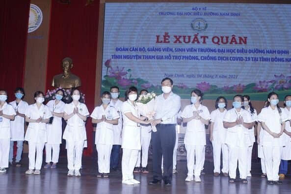 Bí thư Tỉnh ủy Nam Định Phạm Gia Túc đã tới tham dự, động viên và tặng hoa tiễn đoàn lên đường.