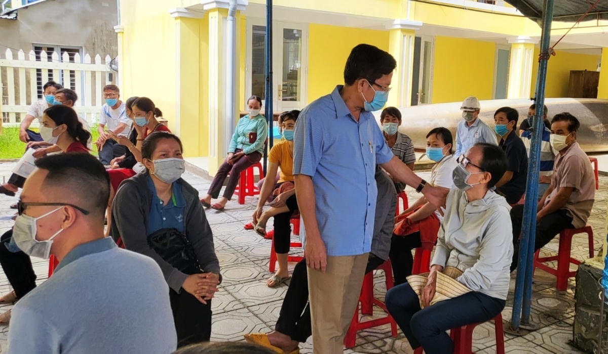 Lãnh đạo TP Tam Kỳ hỏi thăm sức khỏe người dân.