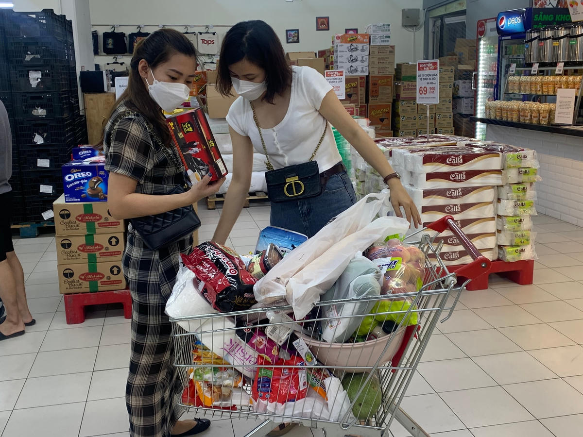 Một số người dân mua đầy một xe hàng.