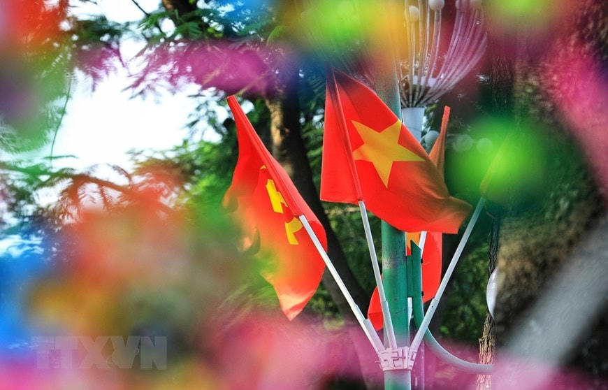 [ẢNH] Hà Nội trang hoàng rực rỡ cờ hoa chào mừng 75 năm Quốc khánh 2-9