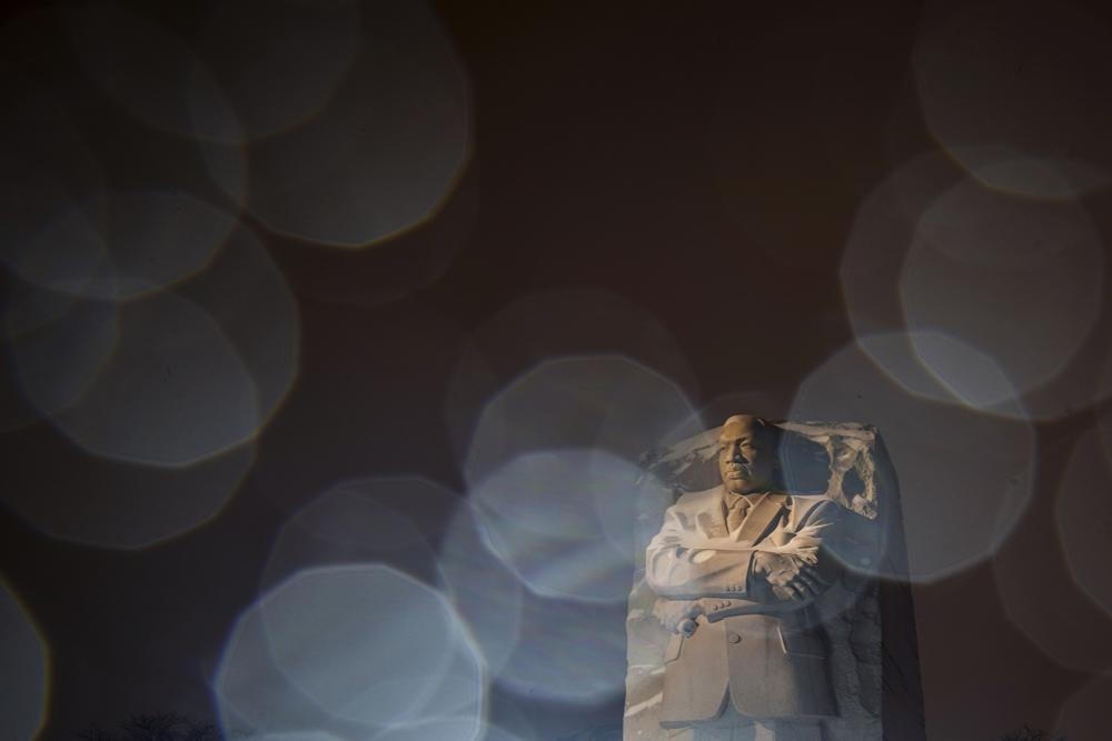 Ánh sáng từ một trận mưa tuyết tại Đài tưởng niệm Martin Luther King Jr. ở thủ đô Washington, Mỹ. Các nghi lễ được lên lịch để đánh dấu ngày lễ quốc gia của Martin Luther King Jr. đã bị hủy bỏ do thời tiết xấu. Ảnh AP / Carolyn Kaster.
