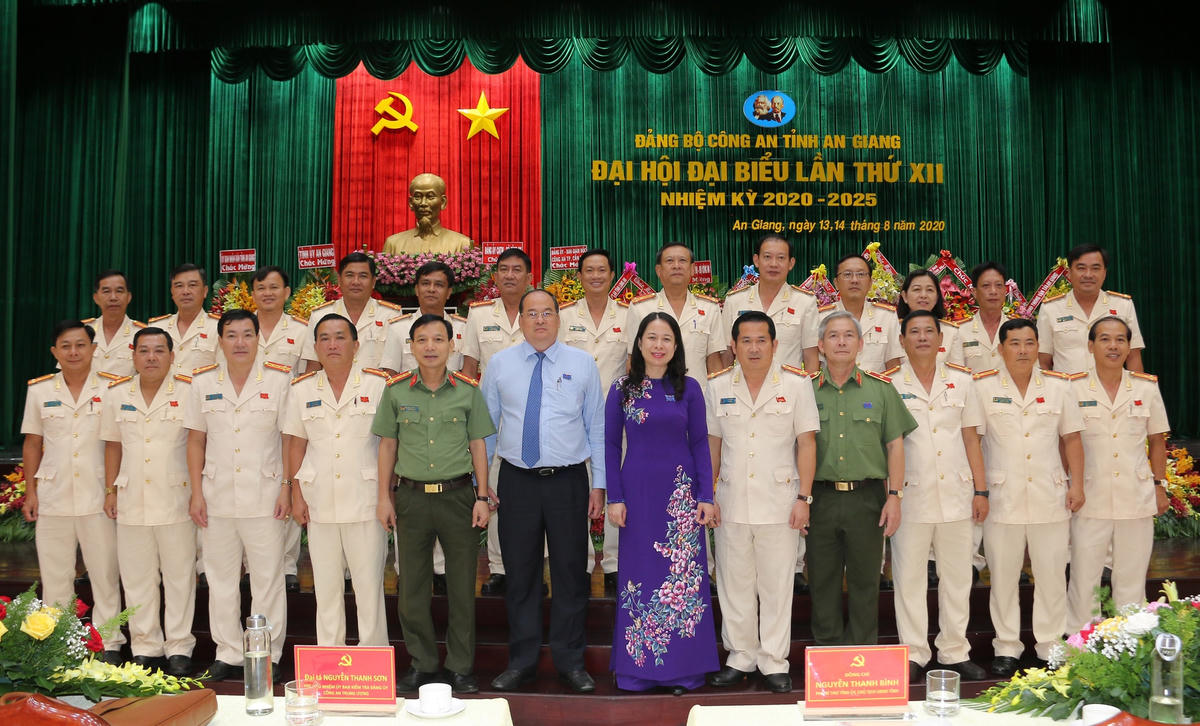 Ban Chấp hành Đảng bộ Công an tỉnh An Giang nhiệm kỳ mới ra mắt đại biểu.