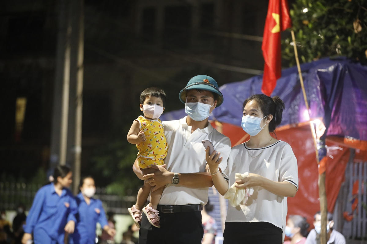 Khoảnh khắc dỡ bỏ phong toả thôn Lỗ Giao trước ngày bầu cử