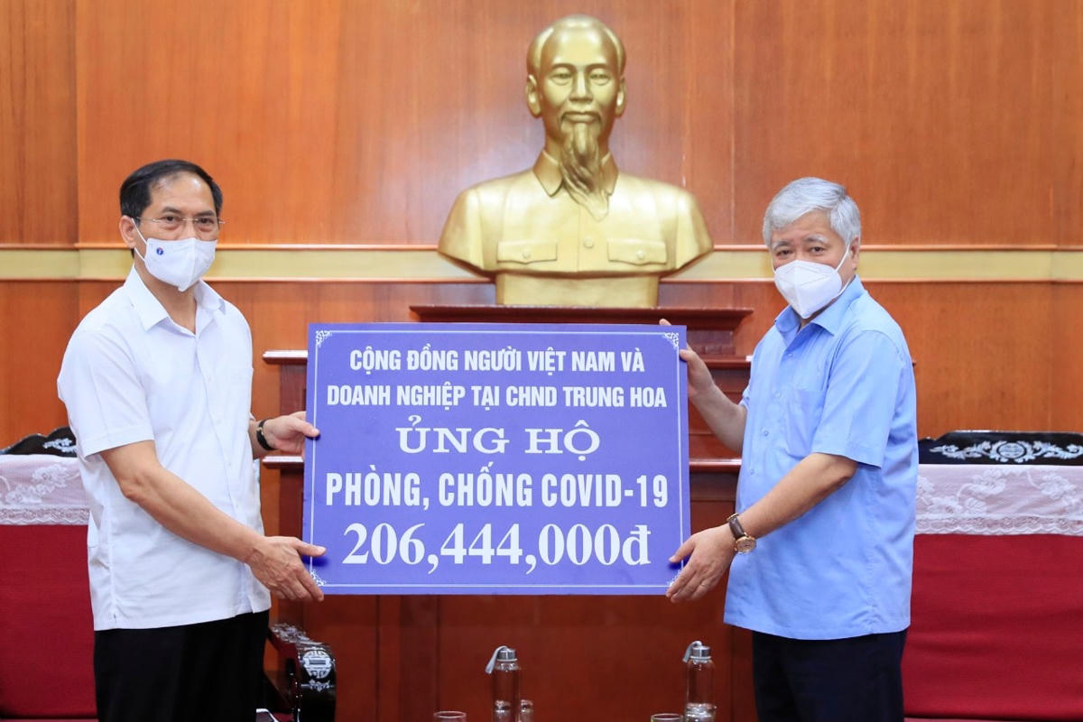 Chủ tịch Đỗ Văn Chiến tiếp nhận ủng hộ từ Cộng đồng người Việt Nam và doanh nghiệp tại CHND Trung Hoa.